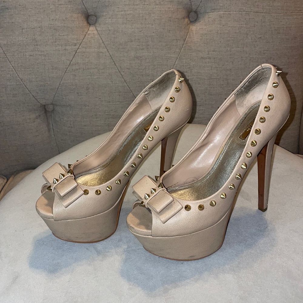 Nude spike pumps